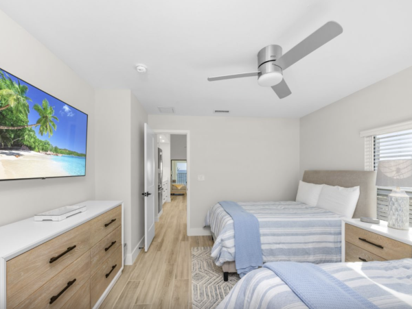 Intimate 4 unit beachfront complex